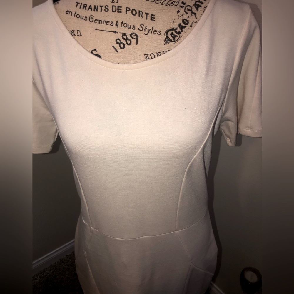Unique Vintage Retro, wiggle dress, midi length in cream white. - Picture 2 of 4